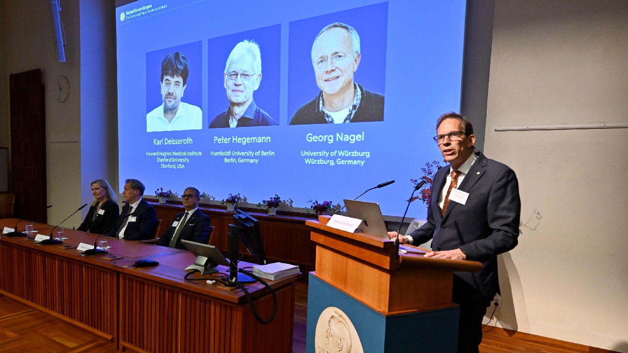 Premiul Nobel pentru Medicină 2026 a fost acordat pentru descoperirea care permite controlul neuronilor cu lumină