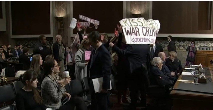 "Kisindžer ratni zločinac" - natpis je na jednom od transparenata