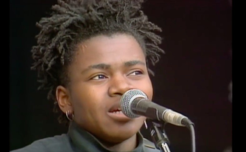 Tracy Chapman podczas śpiewania "Talking about the Revolution", fot. screen z You Tube