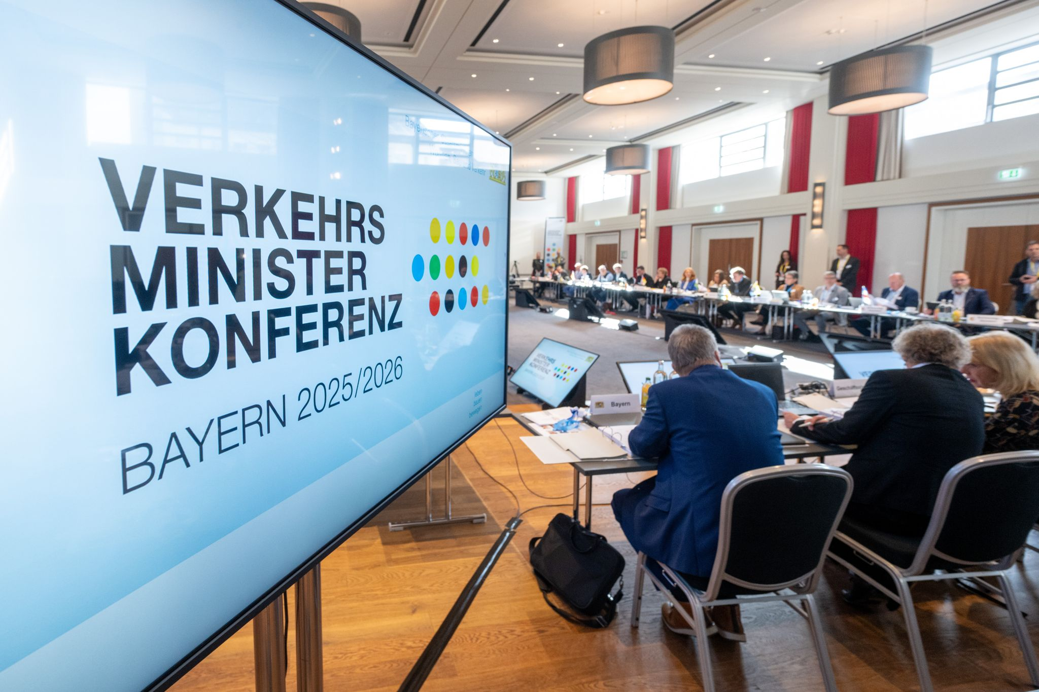 Deutschlandticket steigt auf 63 Euro - Führerschein wird günstiger