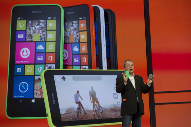 Stephen Elop z Nokii prezentuje model Nokia Lumia 630