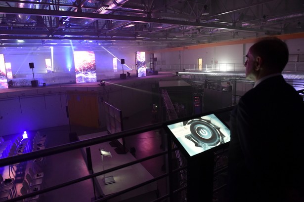 Głównym elementem nowej placówki jest synchrotron o obwodzie 96 m. Osłonę przed szkodliwym dla pracowników promieniowaniem stanowi około 180 betonowe płyt, które przykrywają synchrotron. Waga płyt waha się od 3 do 5 ton. Fot. (mr) PAP/Jacek Bednarczyk