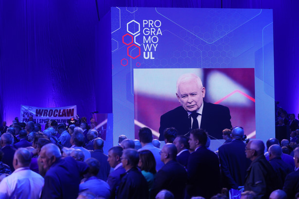 Prezes PiS Jarosław Kaczyński (na telebimie) podczas konwencji programowej Prawa i Sprawiedliwości w Warszawie
