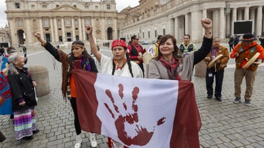 Papież jedzie do Kanady. Kanadyjczycy czekają — kogo i za co przeprosi Franciszek