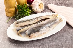 Ten błąd podczas moczenia śledzi popełnia wiele osób. Są gorzkie i nie smakują