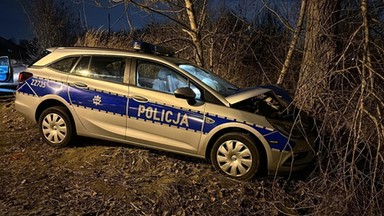 Policjant wiózł nastolatki i rozbił radiowóz. Nowe informacje