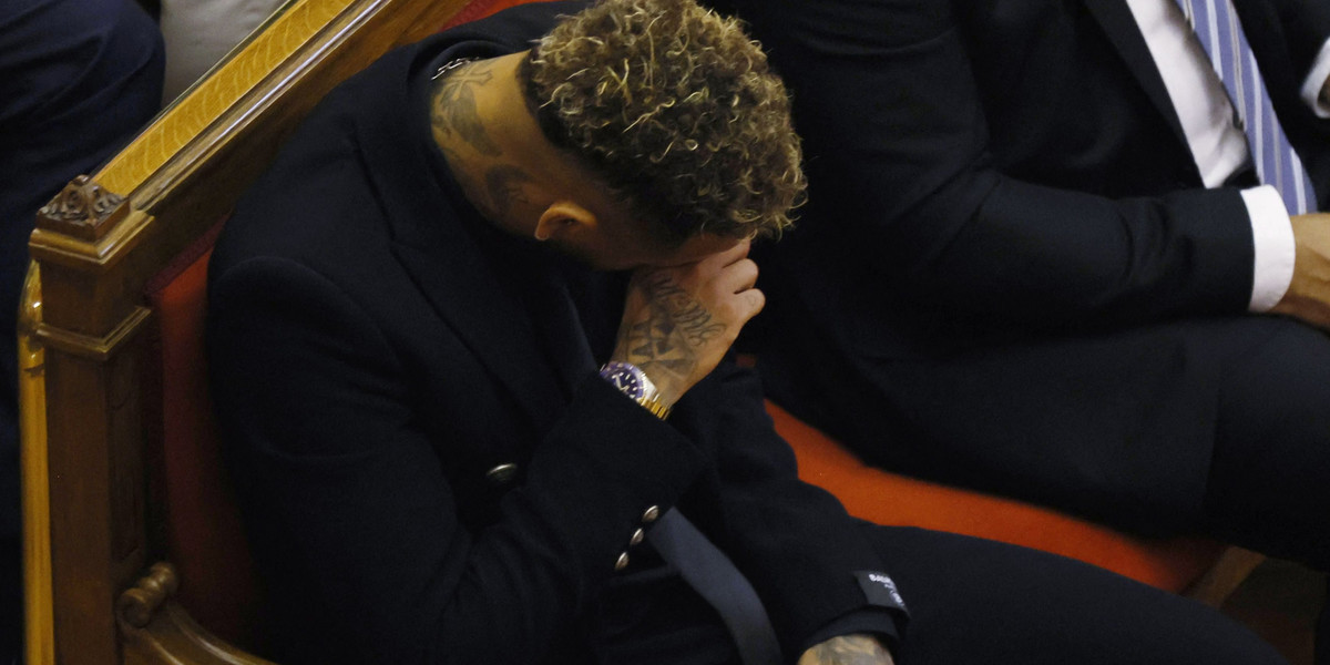 Neymar w barcelońskim sądzie. 