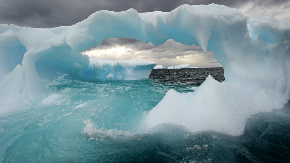 W słonym jeziorze pod lodem Antarktyki, odciętym od świata od 2,8 tys. lat, żyją bakterie aktywne w temperaturze minus 13 st. C - czytamy w "PNAS". Oprócz biologów, badaniem życia w tak skrajnych warunkach interesuje się NASA.