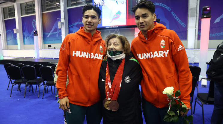 Nevelőedzőjük, Erőss Julianna az érmekkel a nyakában gratulált a Liu testvéreknek / Fotó: Pozsonyi Zita