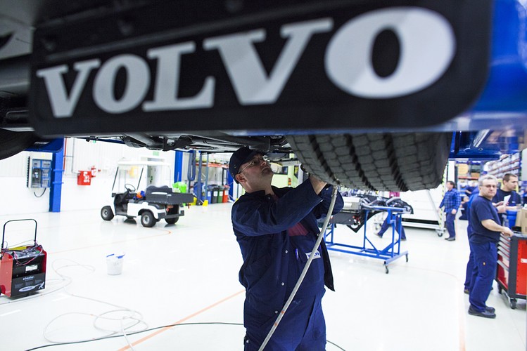 Logo VOLVO na jednym z autobusów widoczne podczas montażu w fabryce we Wrocławiu.