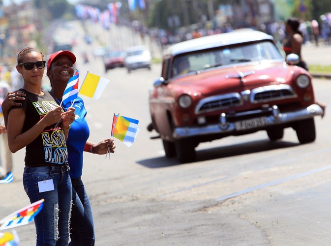 Wierni witający papieża Franciszka na Kubie