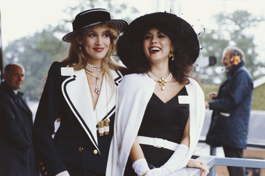 Marie Helvin (z prawej) z inną top modelką Jerry Hall na wyścigach konnych w Ascot. Zdjęcie z 1982 roku