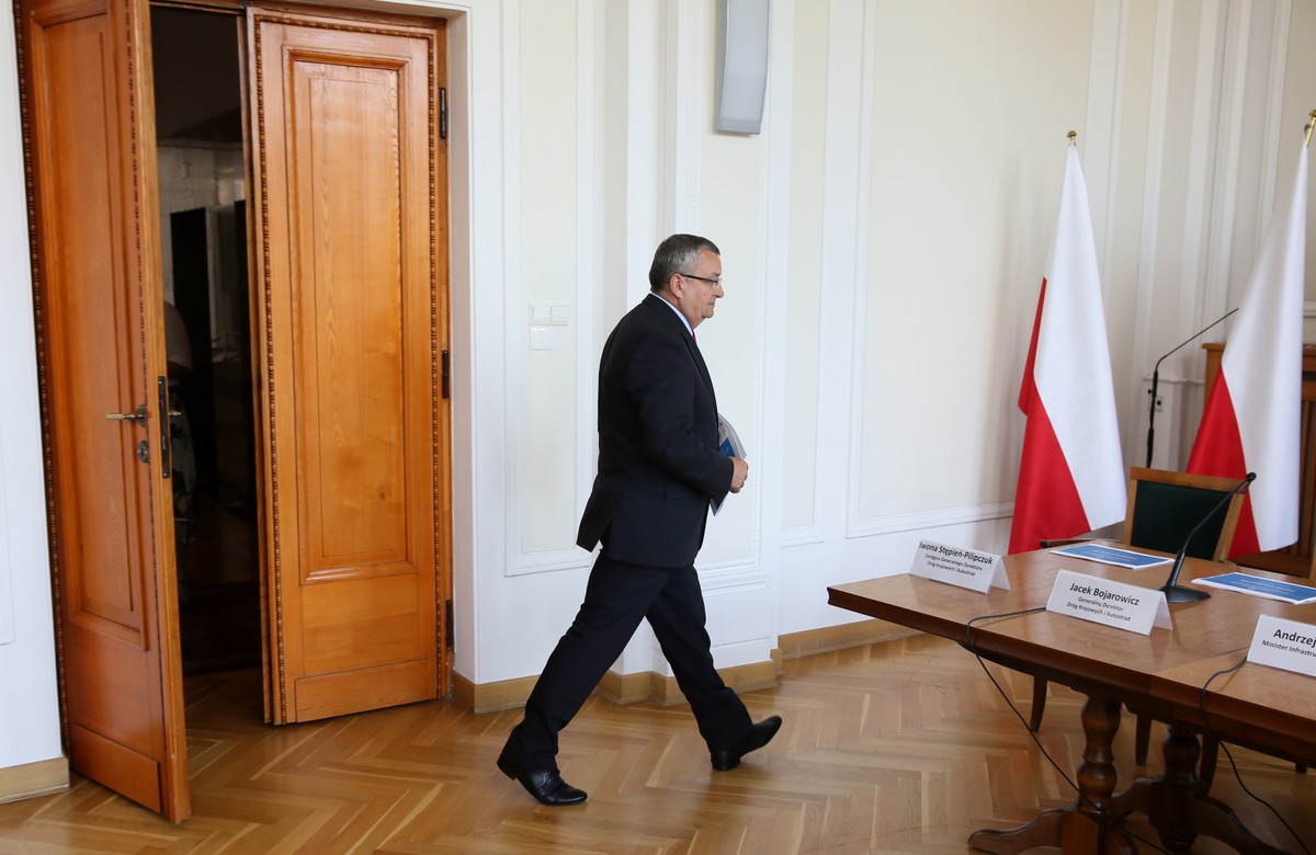 Dymisja Andrzeja Adamczyka może skutkować powstaniem nowego superresortu