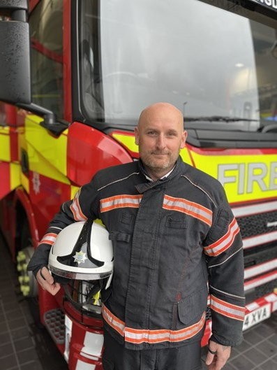 Paul je dlhoročným hasičom.