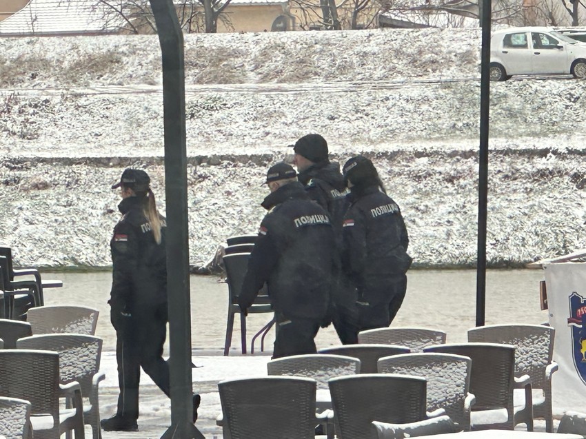 Vatrogasci tragaju za ženom koja je skočila u Moravu