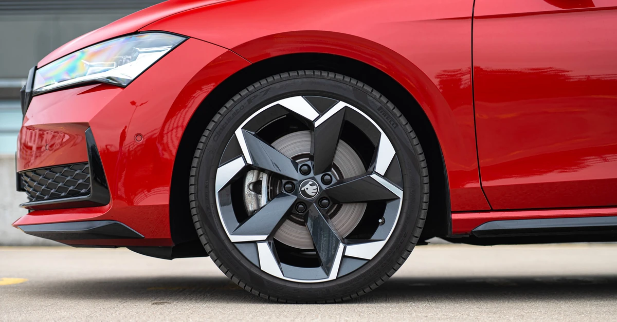 Ma silnik 2.0 i spala 4,8 l na 100 km. Skoda trzęsie rynkiem. Cena hitem