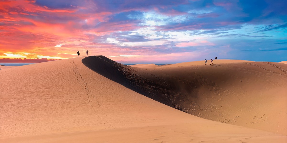 To nie Sahara, lecz malownicze wydmy na Gran Canarii. Wprawne oko zauważy ocean w tle. Istnieją także inne powody, dla których warto odwiedzić właśnie tę wyspę. 