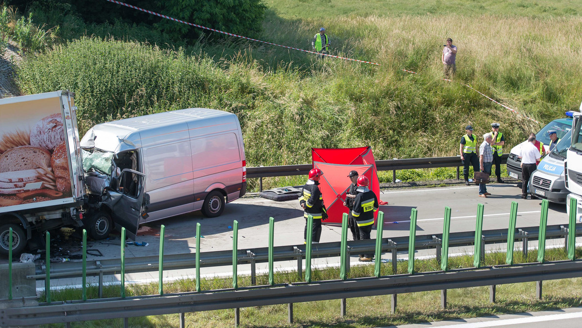 Do śmiertelnego wypadku na A4 doszło dziś rano na 136. kilometrze autostrady w kierunku Wrocławia w pobliżu miejscowości Kąty Wrocławskie, gdzie zderzyły się dwa busy i ciężarówka. Nie żyje jedna osoba, trasa jest zablokowana - donosi TVN24.