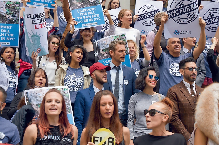 Alexi Lubomirski wśród manifestantów domagających się zakazu handlu futrami, Nowy Jork