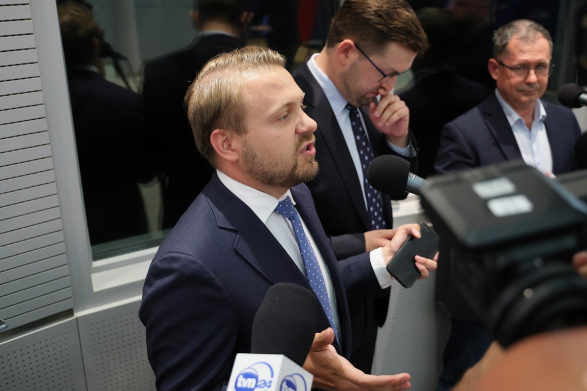 Posłowie PiS Jacek Ozdoba i Andrzej Śliwka w siedzibie Ministerstwa Obrony Narodowej w Warszawie podczas konferencji prasowej wicepremiera, szefa MON Władysława Kosiniaka-Kamysza, Konferencja dot. opublikowanych przez Onet informacji o żołnierzach, którym po strzałach ostrzegawczych w stronę ludzi forsujących granicę polsko-białoruską postawiono zarzuty