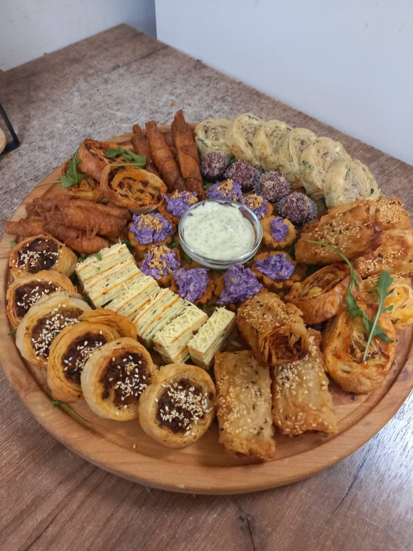 U poslednje vreme značajan deo slanog obroka za slavu predstavlja predjelo, ali ako se njega pripremi više gosti se zasite