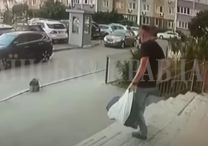 Ubijeni ukrajinski zvaničnik izlazi iz zgrade