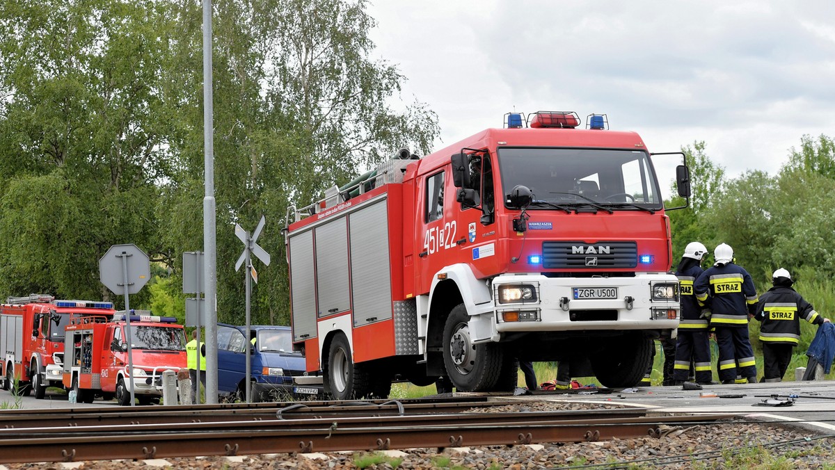 Prokuratura Rejonowa w Gryfinie wszczęła śledztwo w sprawie wczorajszego wypadku w Daleszewie (woj. zachodniopomorskie). Na przejeździe kolejowym ciężarówka zderzyła się z pociągiem. Jedna osoba zginęła, a ponad 30 zostało poszkodowanych.