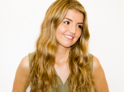 Fale nie tylko na plażę: najmodniejsza fryzura lata krok po kroku