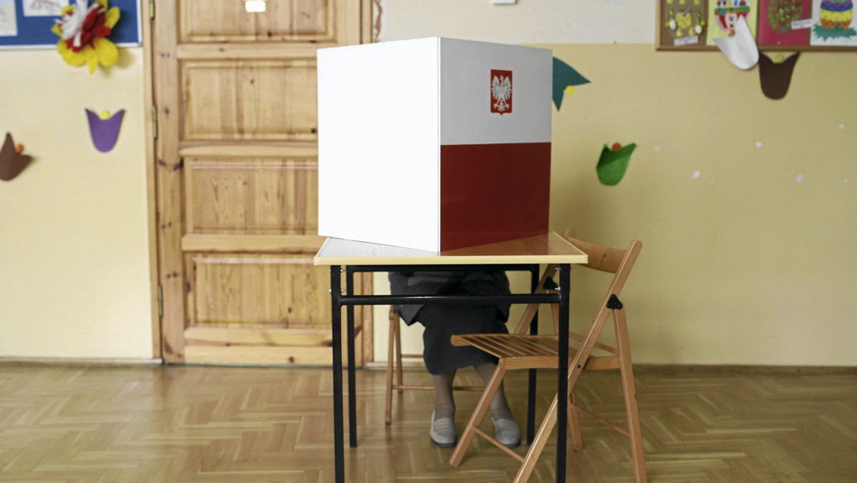 W Okręgowej Komisji Wyborczej w Opolu listy kandydatów do parlamentu zarejestrowało dziewięć komitetów - powiedział dyr. opolskiej delegatury Krajowego Biura Wyborczego Rafał Tkacz. O 12 mandatów poselskich powalczy 206 kandydatów.