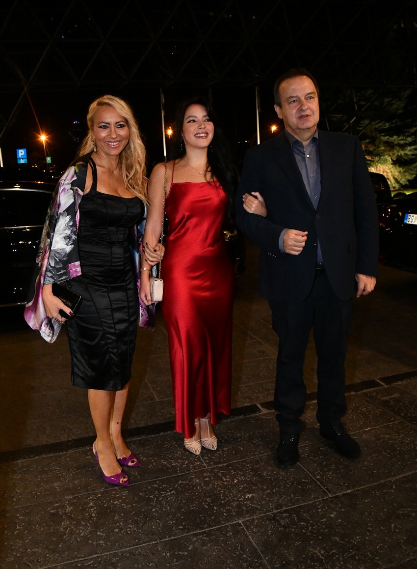 Ivica Dačić sa ćerkom i ženom na rođendanu ćerke Aca Pejovića