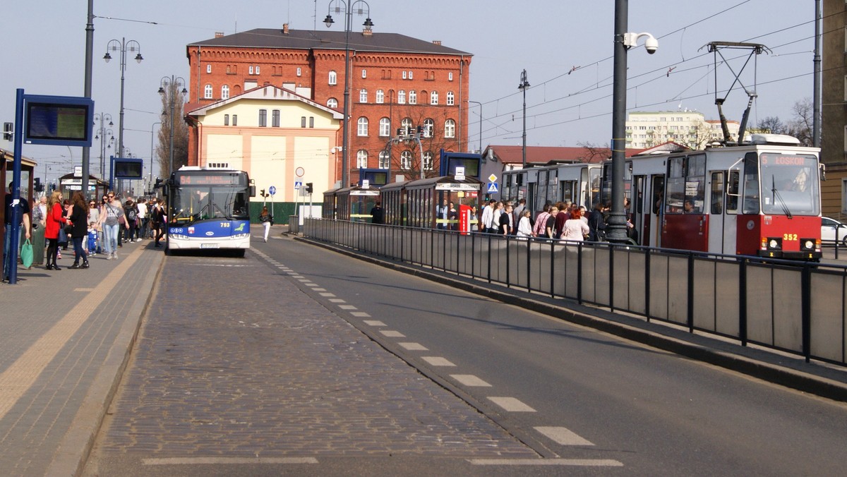 Działacze opozycji antykomunistycznej i osoby represjonowane z powodów politycznych powiększą grupę tych, którzy nie muszą płacić za przejazdy bydgoskimi autobusami i tramwajami. Prezydent miasta przygotował już projekt uchwały w tej sprawie. Rajcy będą głosować nad nim 28 marca.