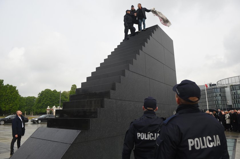 Wszedł na pomnik smoleński. Ściągnęła go policja