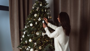 nie stawiaj choinki w tym miejscu! oto lista miejsc zwiększających ryzyko nieprzyjemnych incydentów