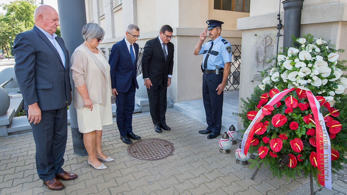 NIK w rocznicę wybuchu Powstania Warszawskiego oddał hołd bohaterom Warszawy. Krzysztof Kwiatkowski, prezes Izby, razem z kierownictwem instytucji złożyli kwiaty i znicze pod symbolami Polski Walczącej, znajdującymi się na froncie siedziby Najwyższej Izby Kontroli.