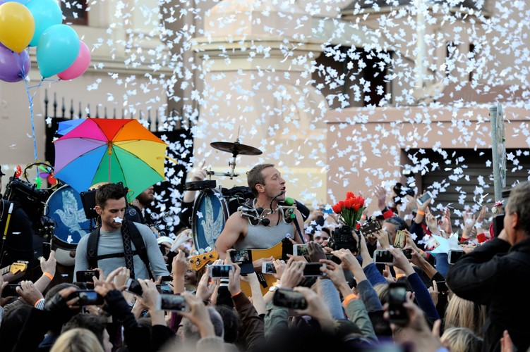 Chris Martin i Coldplay na planie klipu do 'A Sky Full Of Stars'