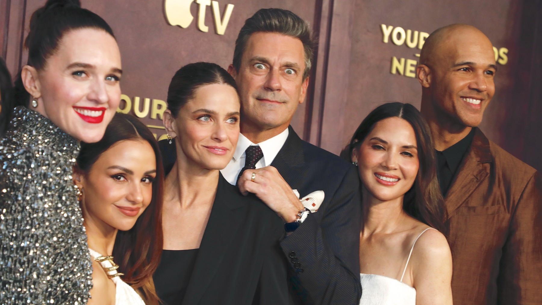 Známa hviezda si všimla zvláštnu zmenu, rakovinu však nečakala. Aj prsník môže varovať inak než hrčkou (Lena Hall, Aimee Carrero, Amanda Peet, Jon Hamm, Olivia Munn, Mark Tallman, premiéra seriálu Your Friends & Neighbors, New York, 30.03. 2026)