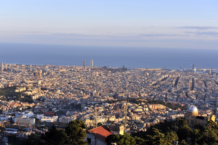 Stolica autonomicznej Katalonii, położona na wybrzeżu Morza Śródziemnomorskiego, to jedno z tzw. „globalnych miast” – obok Madrytu jest głównym ośrodkiem turystycznym, przemysłowym i finansowym w Hiszpanii. To także jeden z większych europejskich portów morskich oraz lotniczych.