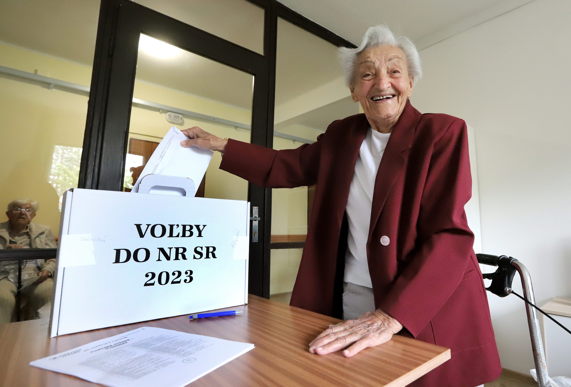 Mária Longauerová volila do prenosnej volebnej schránky v zariadení pre seniorov Jeseň v Banskej Bystrici.