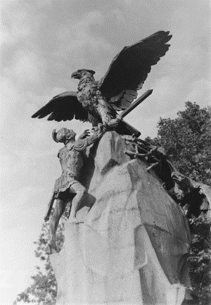 Monument ku czci obrońców Smoleńska z 1812 r., tzw. pomnik z orłami. Pomnik odsłonięto w 1913 r. Przedstawia dwa orły, które są symbolem obu armii rosyjskich broniących miasta. Pierwszy ptak zasłania własnym ciałem zbudowane na skale gniazdo, drugi odpiera atak wspinającego się ku nim galijskiego wojownika z obnażonym mieczem. Na pomniku umieszczono napis „Wdzięczna Rosja – Bohaterom 1812 r.”. Fotografia z archiwum autora.