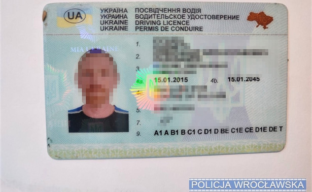 41-letni mieszkaniec Świdnicy wylegitymował się ukraińskim prawem jazdy. Dokument zawierał uprawnienia na wszystkie kategorie prawa jazdy. Sęk w tym, że był podrabiany