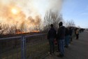 Pożar traw przy Wale Miedzeszyńskim w Warszawie