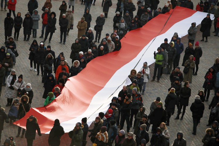 Ludzie zgromadzeni na Placu Zamkowym, gdzie został ustawiony ekran umożliwiający mieszkańcom Warszawy obejrzenie transmisji uroczystości pogrzebowych Pawła Adamowicza