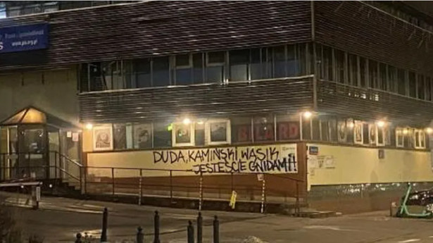 Napis "Duda, Kamiński, Wąsik - jesteście gnidami" namalowany na elewacji budynku przy ul. Nowogrodzkiej