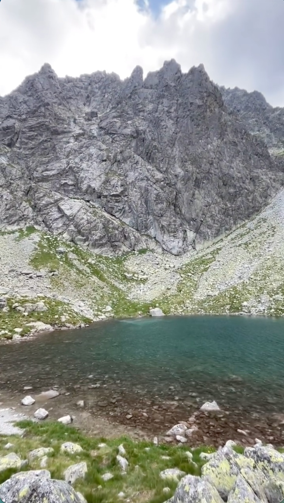 Mladík sa kúpal v Malom Hincovom plese.