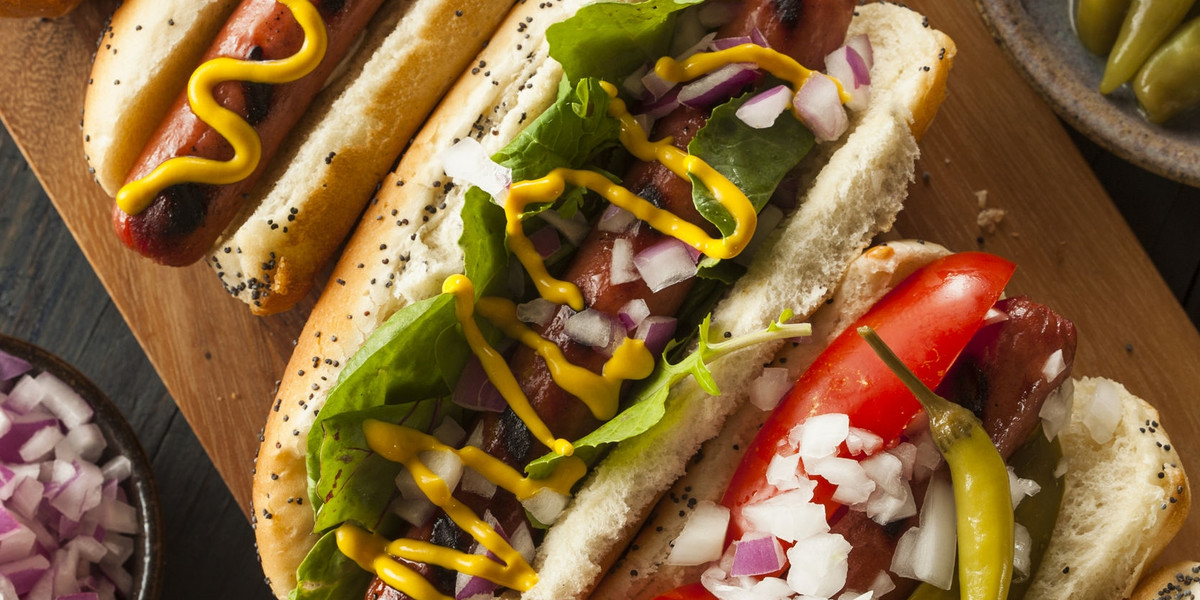 Czy jedzenie wpływa na długość życia? I jak się ma do tego hot dog? Według ostatnich badań, niestety, zabiera on zdrowe minuty życia. A jakie jedzenie dodaje tych minut?