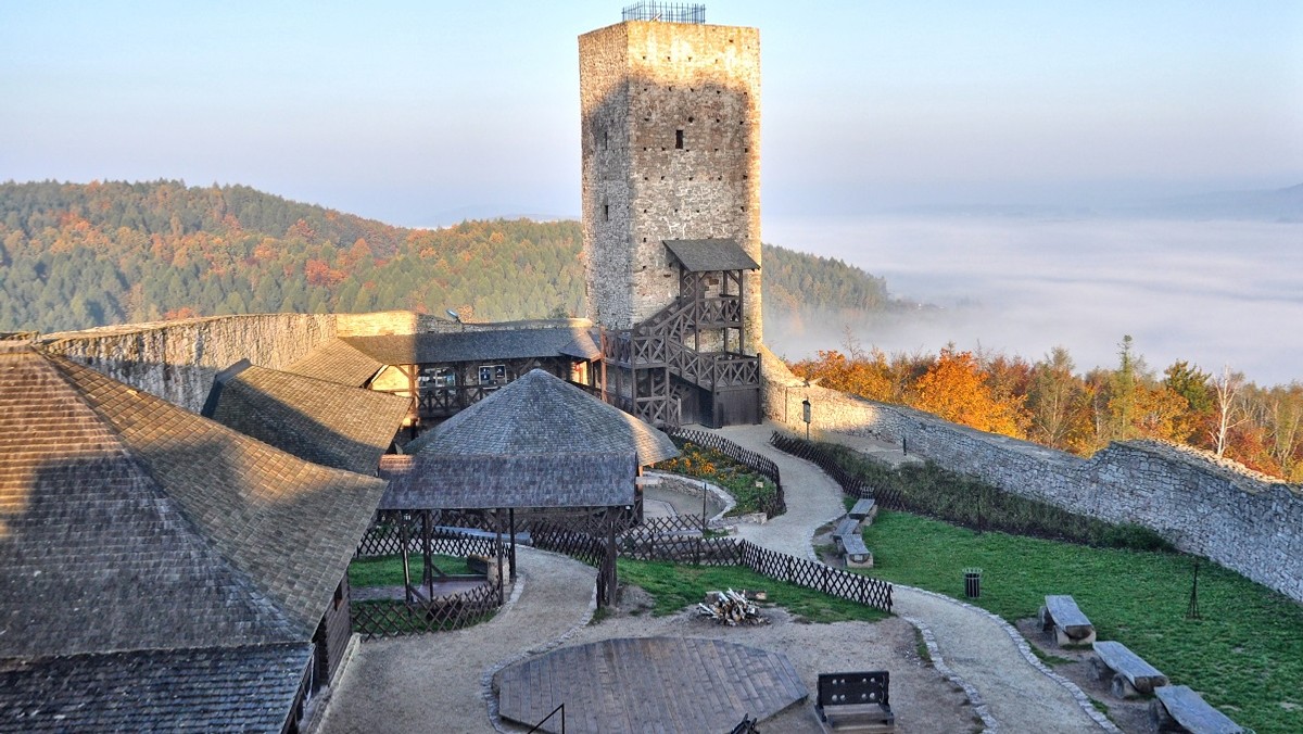 Znamy dokładną liczbę turystów, którzy w 2017 roku zdecydowali się odwiedzić Zamek Królewski w Chęcinach. Jedna z najbardziej znanych atrakcji regionu świętokrzyskiego przyciągnęła aż 188 661 osób. W sumie od 2015 roku, czyli od czasu otwarcia obiektu po remoncie, zwiedziło go już grubo ponad pół miliona turystów.