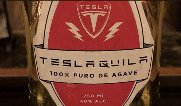 Musk stawia na… tequilę? Ubiega się o rejestrację znaku towarowego Teslaquila