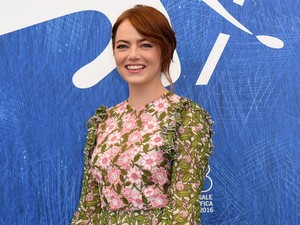 Királynő a vörös szőnyegen! Lenyűgöző Emma Stone Velencében