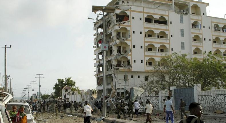 Somali government soldiers stand near the ruins of the Jazeera hotel after an attack in Somalia's capital Mogadishu, July 26, 2015.    REUTERS/Feisal Omar