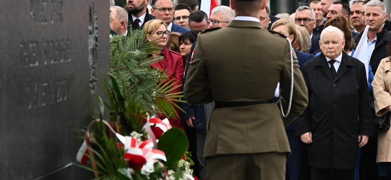 Rocznica katastrofy smoleńskiej. Przed Pałacem Prezydenckim Apel Pamięci z udziałem polityków PiS